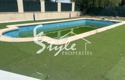 Купить виллу с бассейном и частным садом в Кайоса дел Сегура, Ориуэла Коста. ID 6048