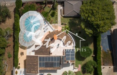 Se vende villa de estilo clásico cerca de la playa en Campoamor, Costa Blanca, España. ID1722