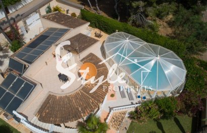 Se vende villa de estilo clásico cerca de la playa en Campoamor, Costa Blanca, España. ID1722