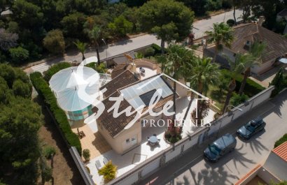 Se vende villa de estilo clásico cerca de la playa en Campoamor, Costa Blanca, España. ID1722