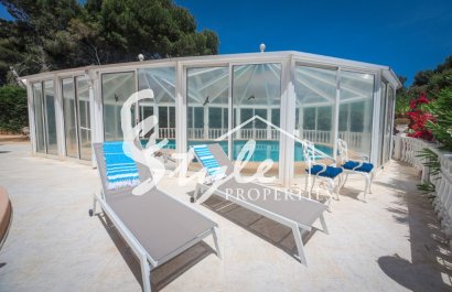 Se vende villa de estilo clásico cerca de la playa en Campoamor, Costa Blanca, España. ID1722