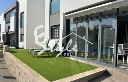 se vende bungalo bajo en Oasis , Amay, Punta Prima, Costa Blanca, Spain. ID1601