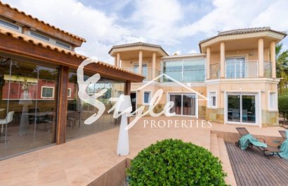 Se vende villa con jardín y piscina en Torrevieja. identificación 1814