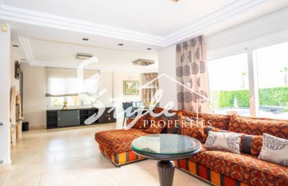 Se vende villa con jardín y piscina en Torrevieja. identificación 1814