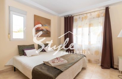 Se vende villa con jardín y piscina en Torrevieja. identificación 1814