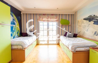 Se vende villa con jardín y piscina en Torrevieja. identificación 1814