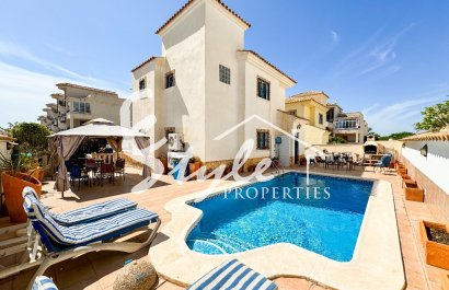 Se vende chalet villa en Punta Prima, Orihuela Costa, Costa Blanca, Spain. ID2633
