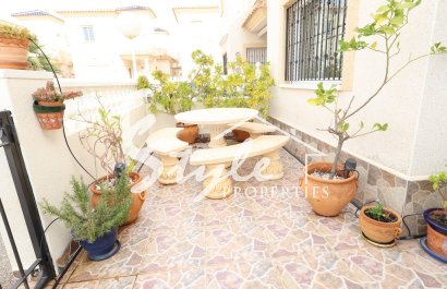 Comprar villa con piscina en Playa Flamenca, cerca del mar y las playas de Orihuela Costa. ID: 6283