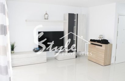Se vende apartamento totalmente reformado con vistas al mar en Torrevieja, Costa Blanca, España. ID1925