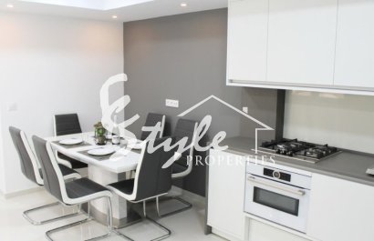 Se vende apartamento totalmente reformado con vistas al mar en Torrevieja, Costa Blanca, España. ID1925