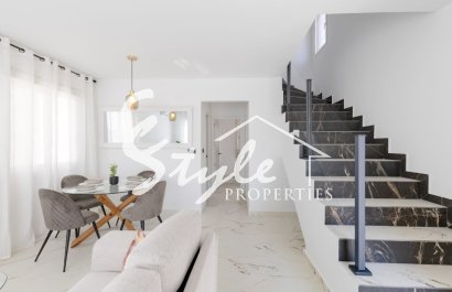 Buy independent chalet with pool and garden in Villamartin close to golf course. ID 6305