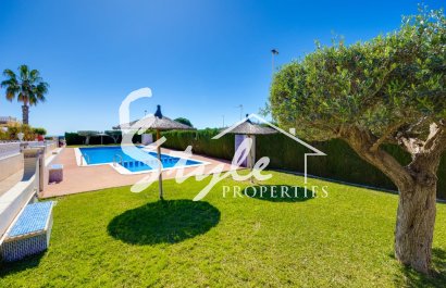 Se vende casa con orientación sur y garaje propio en Los Dolces, La Zenia, Orihuela Costa. ID1927