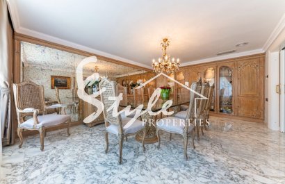 Comprar villa de lujo con bonitas zonas ajardinadas y piscina en San Juan Playa, Alicante. ID 6316