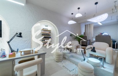 Stylish beauty salon for sale in the center of Alicante, Costa Blanca, Spain. ID036
