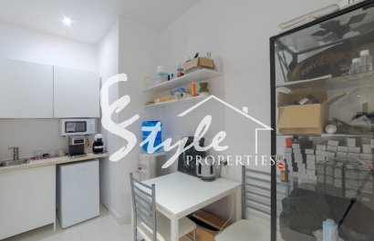 Stylish beauty salon for sale in the center of Alicante, Costa Blanca, Spain. ID036