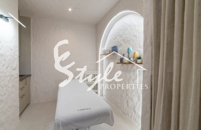 Stylish beauty salon for sale in the center of Alicante, Costa Blanca, Spain. ID036