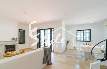 Buy independent chalet with pool and garden in Villamartin close to golf course. ID ST-6345