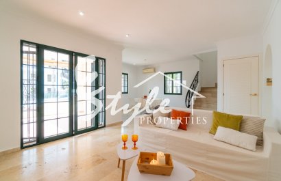 Resale - Villa - Orihuela Costa  - Villamartin