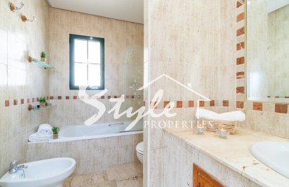 Resale - Villa - Orihuela Costa  - Villamartin