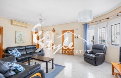 Se vende villa de 5 habitaciones en San Fulgencio, Alicante. ID2671