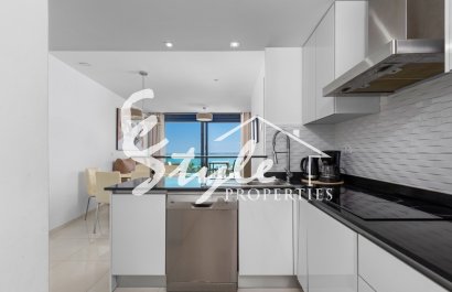 Se vende apartamento primera linea en Res. Sea Senses, Punta Prima. ID2672