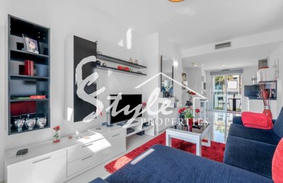 se vende bungalow alto moderno en Amay, Punta Prima, Orihuela Costa, Costa Blanca, Spain. ID2685