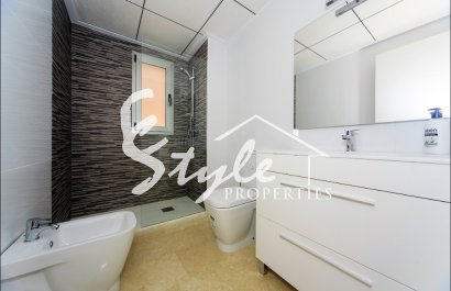 Apartamento de obra nueva en venta en Villamartín, Costa Blanca, España.ON1905