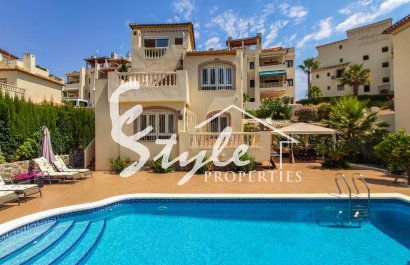 Se vende villa de 4 habitaciones en  Las Ramblas golf, Orihuela Costa, Costa Blanca. ID2535