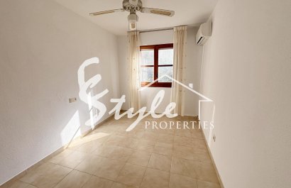 На продажу: недорогая недвижимость под ремонт в Lago Jardin II, Los Balcones, Торревьеха. ID1429