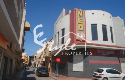 Local comercial en venta en el centro de la ciudad de Torrevieja, Costa Blanca, España. ID081