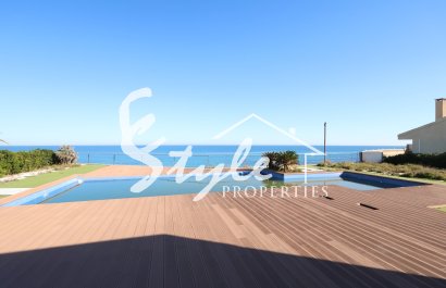 Se vende casa en primera línea con piscina en Cabo Roig, Costa Blanca, España. ID1281