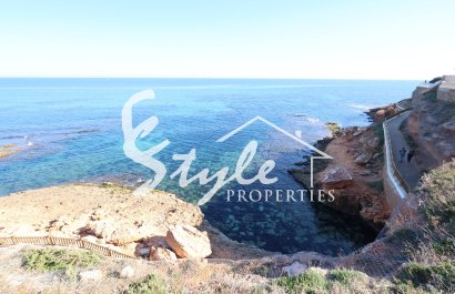 Se vende casa en primera línea con piscina en Cabo Roig, Costa Blanca, España. ID1281