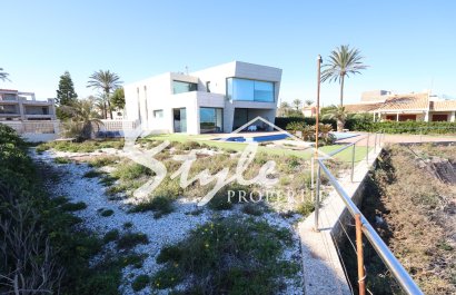 Se vende casa en primera línea con piscina en Cabo Roig, Costa Blanca, España. ID1281