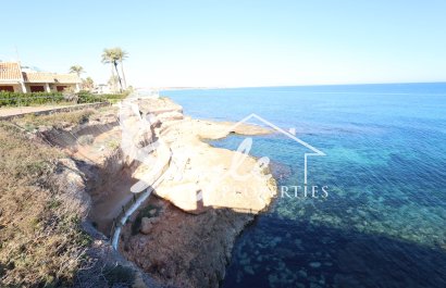 Se vende casa en primera línea con piscina en Cabo Roig, Costa Blanca, España. ID1281