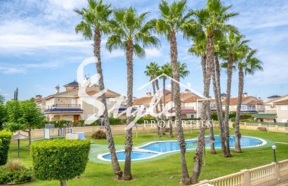 Продается угловой таунхаус с 3 спальнями в Зениамаре, Плайя Фламенка, Ориуэла Коста. ID2793