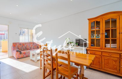 Продается комфортабельный таунхаус в закрытом жилом комплексе с бассейном в Пунта-Прима, Лос-Альтос, Коста-Бланка. ID2552