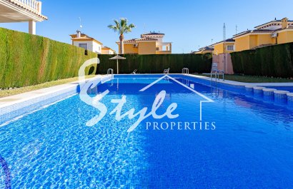 Продается комфортабельный таунхаус в закрытом жилом комплексе с бассейном в Пунта-Прима, Лос-Альтос, Коста-Бланка. ID2552