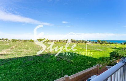Se vende precioso apartamento de 3 dormitorios con vistas al mar en Punta Prima, Costa Blanca, España. ID2545