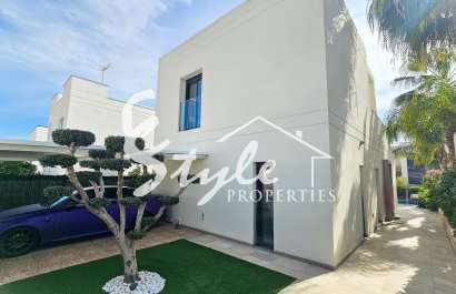 For sale stylish comfortable villa with private pool in quiet area of Cuidad Quesada, Costa Blanca, Spain. ID2328