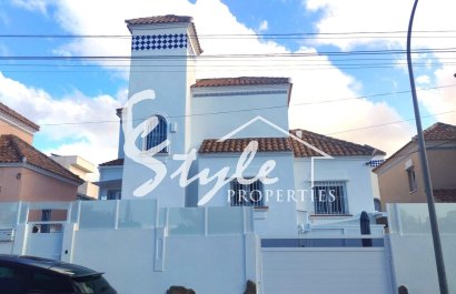 En venta casa de 4 dormitorios y piscina privada en Villamartin, Costa Blanca, España. ID2331