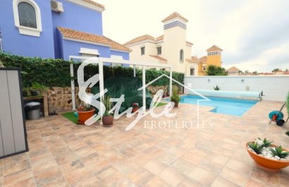 En venta casa de 4 dormitorios y piscina privada en Villamartin, Costa Blanca, España. ID2331