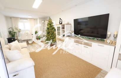 En venta casa de 4 dormitorios y piscina privada en Villamartin, Costa Blanca, España. ID2331