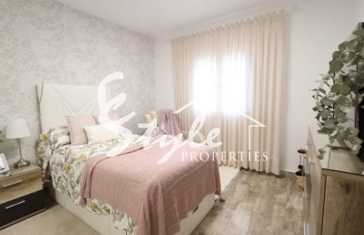 En venta casa de 4 dormitorios y piscina privada en Villamartin, Costa Blanca, España. ID2331