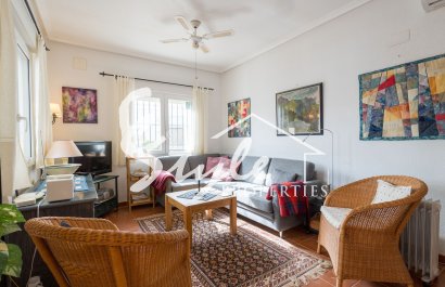 Se vende chalet independiente de una planta con 3 dormitorios en Playa Flamenca, Costa Blanca, España. ID2334