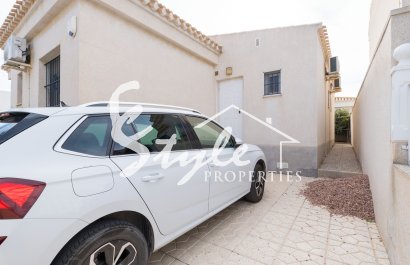 Se vende chalet independiente de una planta con 3 dormitorios en Playa Flamenca, Costa Blanca, España. ID2334