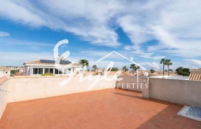 Se vende chalet independiente de una planta con 3 dormitorios en Playa Flamenca, Costa Blanca, España. ID2334