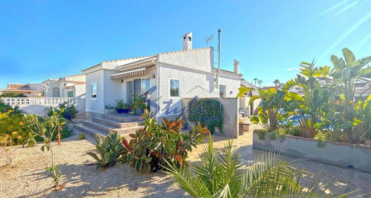 Resale - Detached Villa - Torrevieja - La Siesta - El Salado -  Torreta