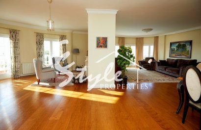 В продаже элегантная вилла 5 спален в Сьюдад Кесада, Коста Бланка, Испания. ID2337