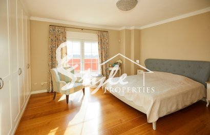 В продаже элегантная вилла 5 спален в Сьюдад Кесада, Коста Бланка, Испания. ID2337