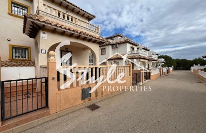 В продаже танхаус 2 спальни в урбанизации с бассейном в Ломас де Кабо Роиг, Лос Дольсес, Коста Бланка, Испания. ID2348